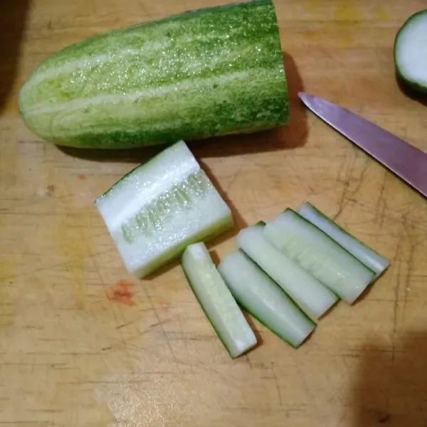 Potong-potong timun.