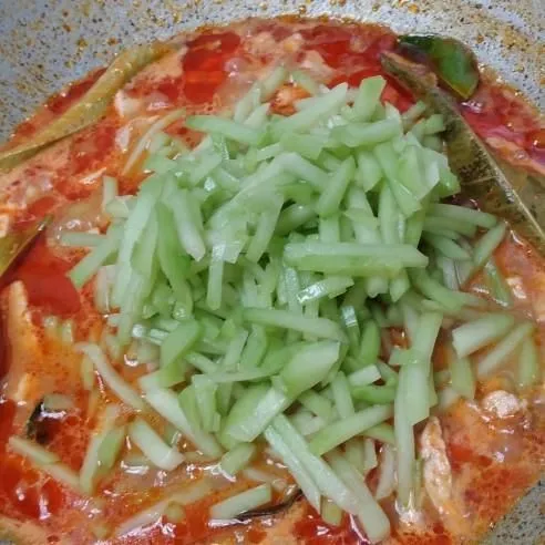 Masukkan labu siam, masak hingga labu siam setengah matang.
