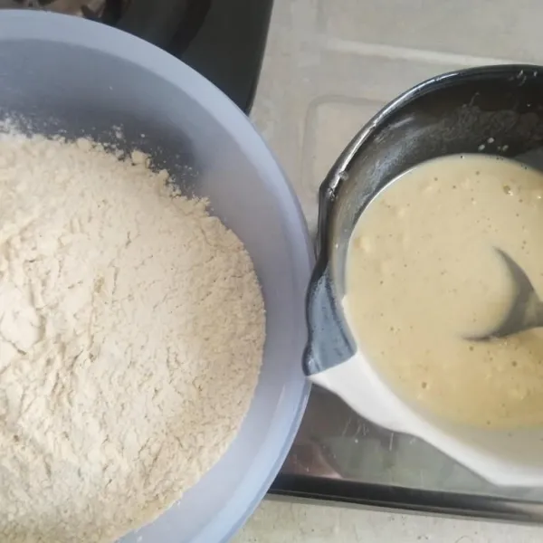 Siapkan 2 adonan tepung crispy, adonan basah dan kering.
