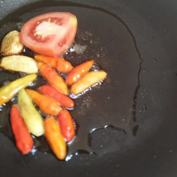 Goreng cabe, tomat, dan bawang putih.