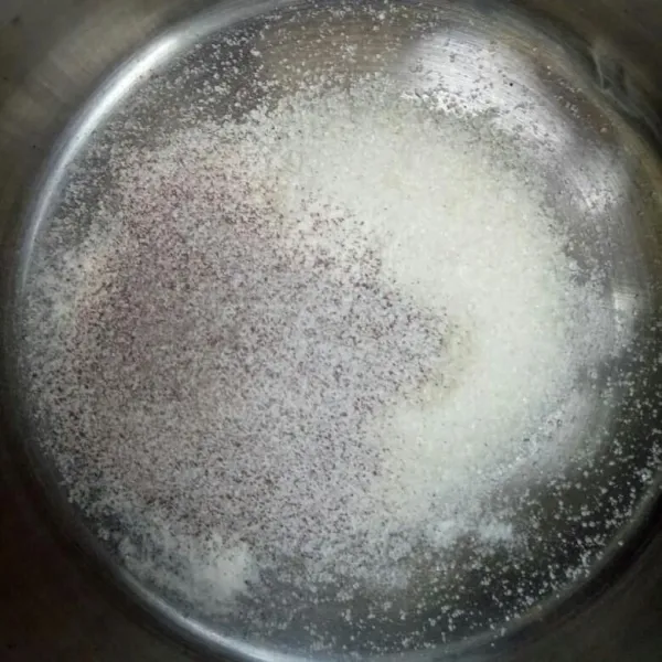 Siapkan panci, campurkan agar-agar plain, kopi instan, dan gula, lalu aduk rata.