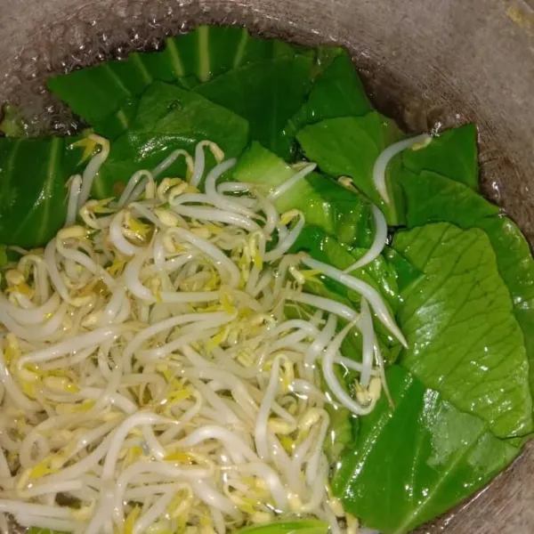 Rebus sawi dan taoge sebentar, lalu angkat dan tiriskan.