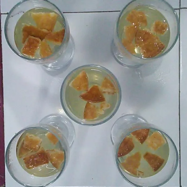 Tata mari di dalam gelas, kemudian siram dengan agar-agar. Diamkan sampai membeku.