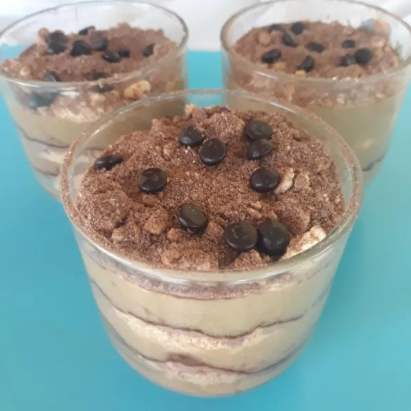 Tambahkan chocochip untuk topping paling atas. Masukkan freezer selama 2-3 jam. Sajikan saat dingin.