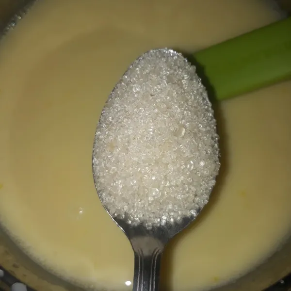 Tambahkan 500 ml sisa susu cair, gula, dan kental manis. Aduk sampai gula larut.