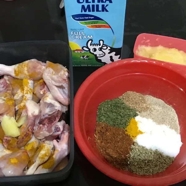 Baluri ayam dengan bawang putih dan sedikit kunyit, lalu diaduk dan remas-remas dengan tangan agar benar-benar merata.