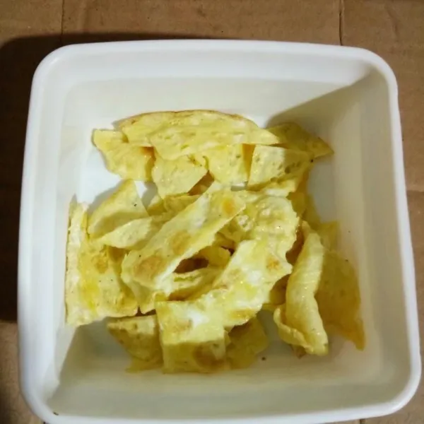 Buat dadar tipis, kemudian potong-potong dadar sesuai selera.