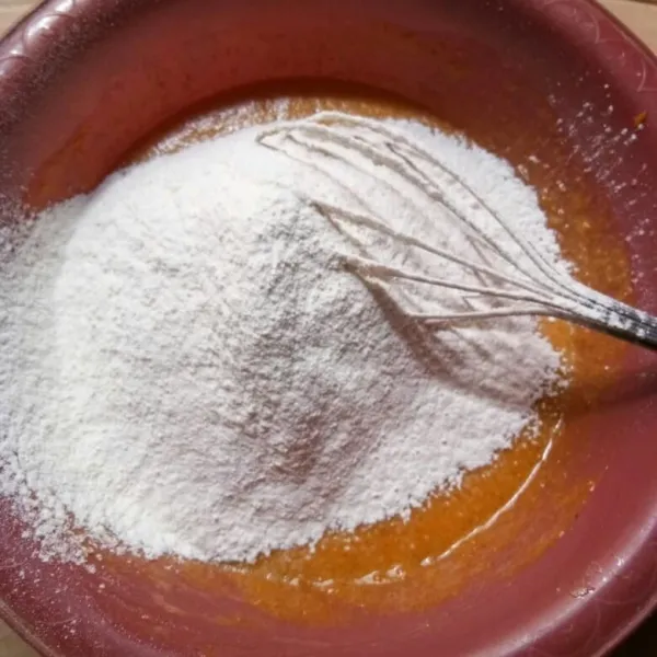 Tambahkan tepung terigu dan baking powder sambil di ayak.