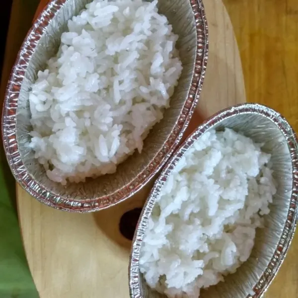 Siapkan nasi dalam aluminium foil, lalu susun lauk. Sajikan.