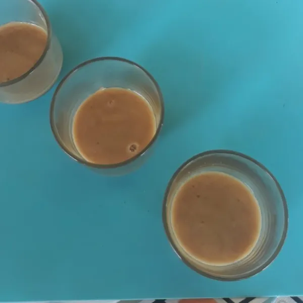 Tuangkan custard ke dalam gelas sampai 1/3 bagian.
