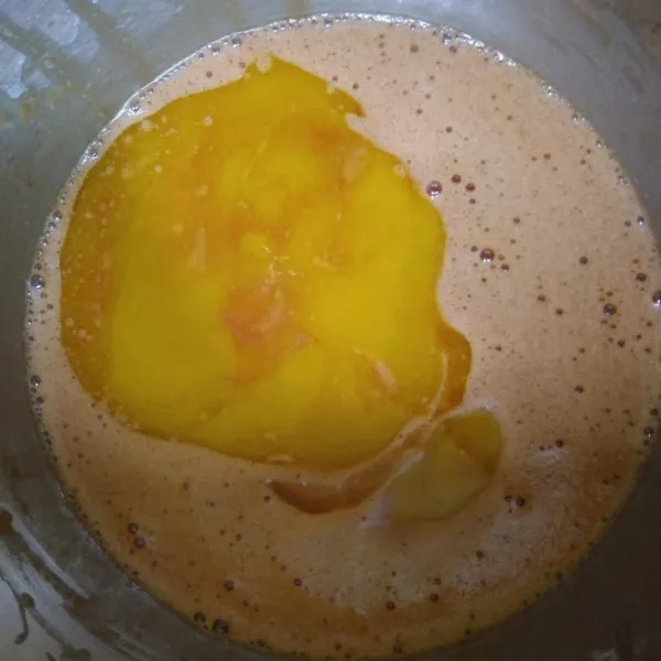 Masukkan susu kental manis, aduk rata. Masukkan margarin cair, aduk rata.