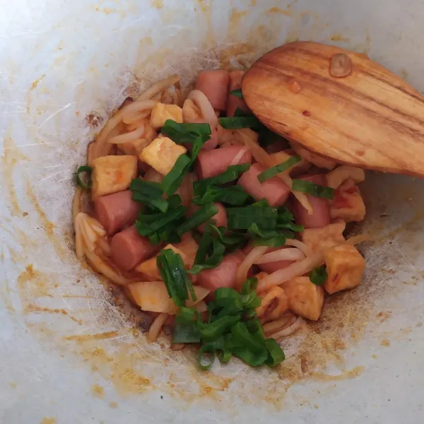 Tambahkan air, lalu masukkan bawang bombay dan irisan daun bawang. Biarkan hingga bumbu meresap. Jangan lupa cek rasa. Angkat dan pindahkan ke piring.