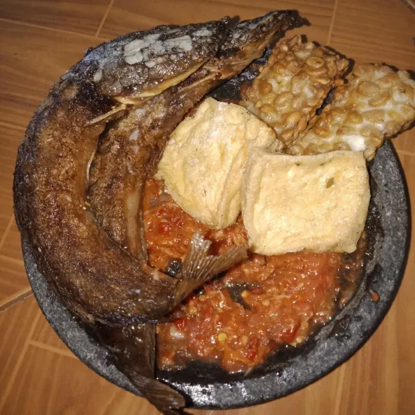 Sajikan sambal dengan lele dan beri pelengkap tahu tempe goreng.