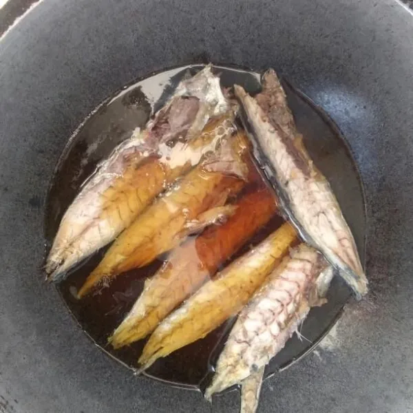 Panaskan minyak, lalu goreng ikan cue sampai matang.