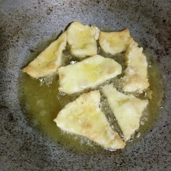 Goreng dalam minyak panas dan api sedang hingga matang, tiriskan.
