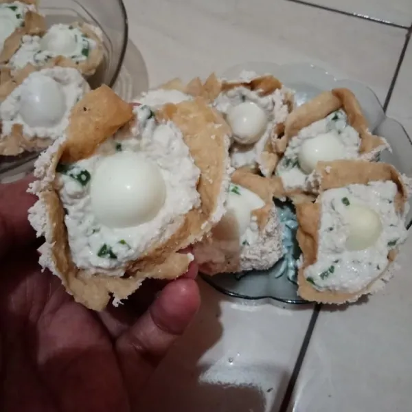 Ambil adonan kemudian masukkan ke dalam tahu, beri isian telur puyuh rebus.