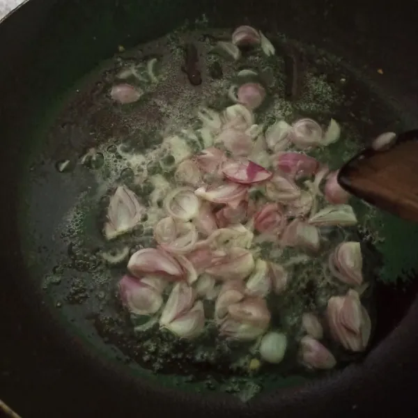 Tumis bawang merah hingga harum dan masukkan bawang putih yang sudah dihaluskan.