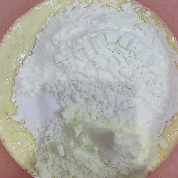 Kocok telur dengan gula sampai gula larut, kemudian tambahkan tepung terigu, susu bubuk, vanili, dan ragi instan. Aduk rata.