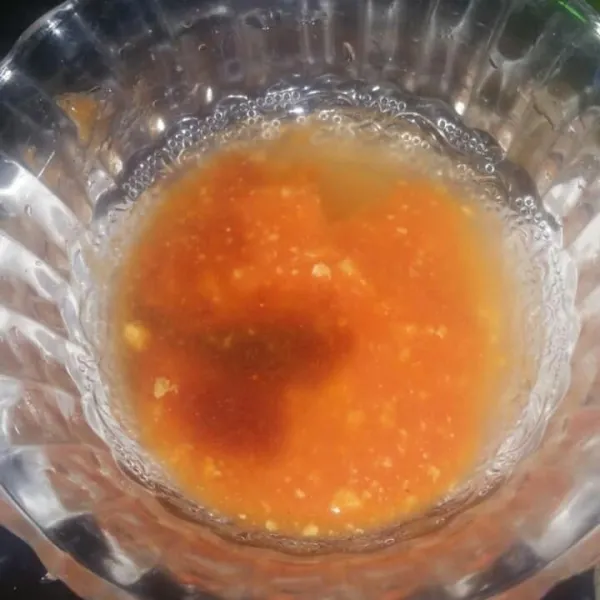 Bumbu: siapkan mangkok kecil kemudian larutkan saos bolongnese, kecap asin, dan air.