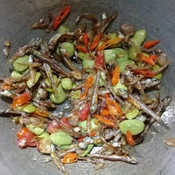 Tumis bawang merah, bawang putih, tomat, dan cabe sampai harum lalu masukkan pete dan ikan teri. Aduk rata.