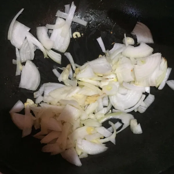 Panaskan pan lalu masukkan mentega, setelah meleleh masukkan bawang putih dan bawang bombay tumis sampai harum.