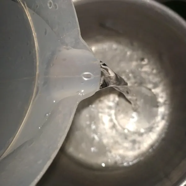 Tuang 600 ml air ke dalam panci.