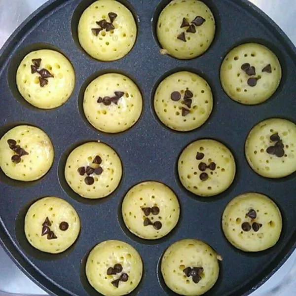 Setelah hampir matang. Beri toping sesuai selera.