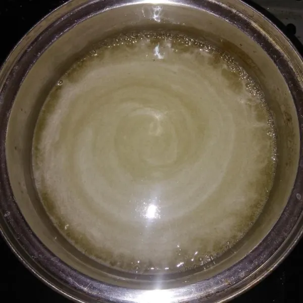 Dalam panci, masukkan semua bahan lapisan kuning kecuali telur, aduk hingga rata kemudian masak hingga mendidih.