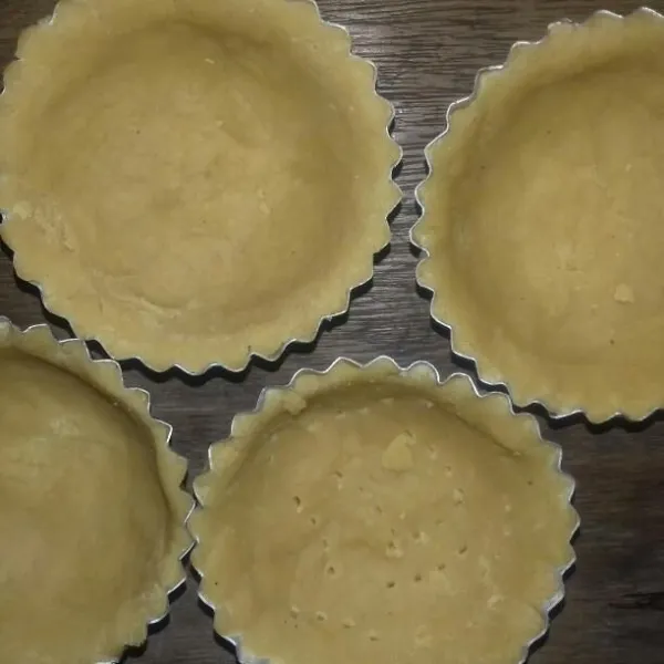 Cetak adonan dalam cetakan pie mini, lalu oven selama kurang lebih 30 menit. Angkat dinginkan lalu lepaskan dari cetakan.