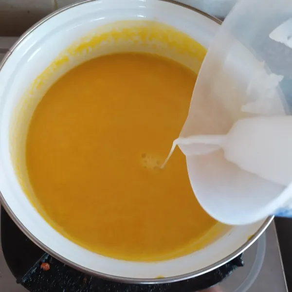 Larutkan tepung maizena dengan 50 ml air, kemudian masukkan ke dalam adonan puding. Aduk cepat, matikan kompor.