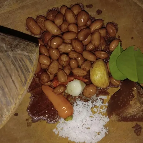 Kemudian ulek bahan yang sudah digoreng bersama daun jeruk, gula merah, kencur, garam, dan cabe.