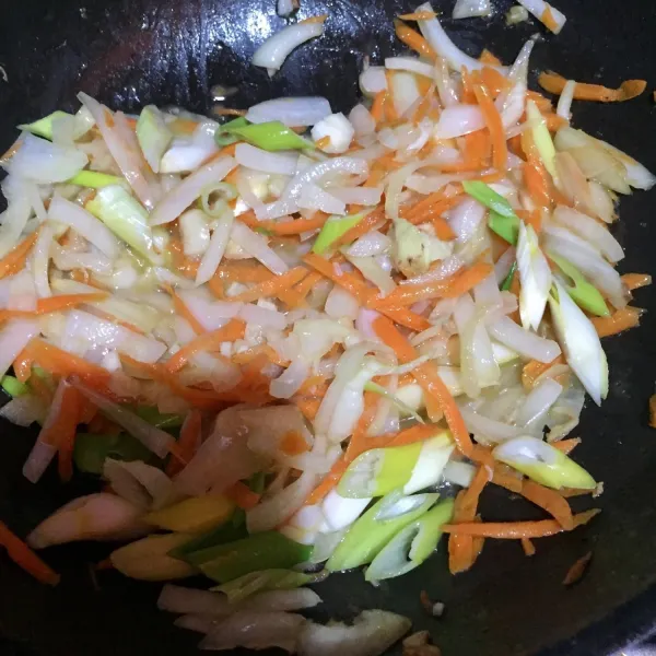 Masukkan jahe, wortel, garam, gula, dan air.