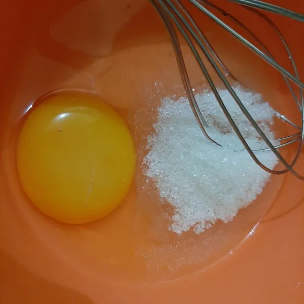Kocok gula dan telur hingga larut.