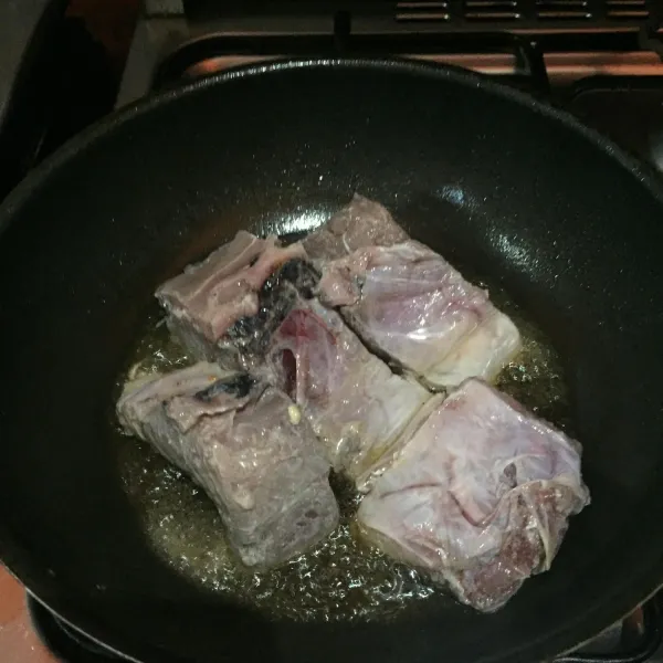 Haluskan bumbu-bumbu ikan lalu marinasi ikan dan goreng hingga matang.