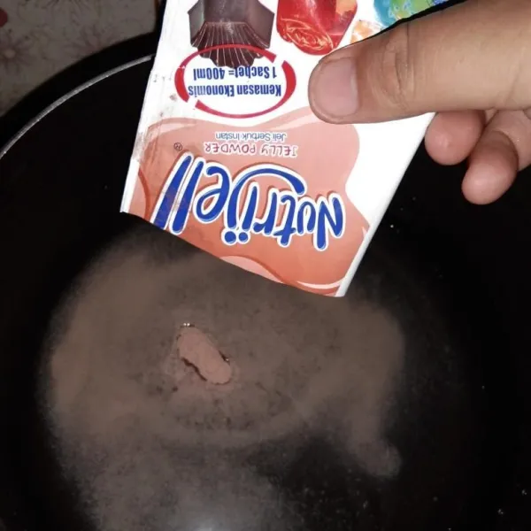 Masukkan 1 bungkus nutrijel coklat.