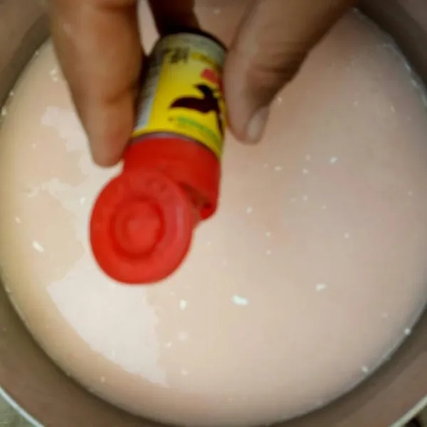 Beri setetes pewarna makanan kuning, atau boleh di skip.