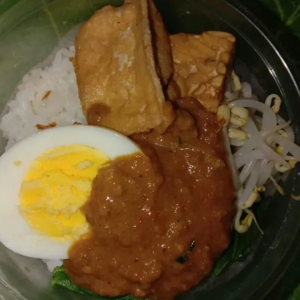 Siram dengan saus kacang, sajikan.