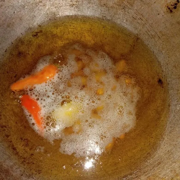 Goreng terlebih dahulu kacang, cabe, dan bawang putih.