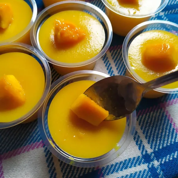 Sajikan mango silky pudding dengan potongan mangga diatasnya. Selamat mencoba!