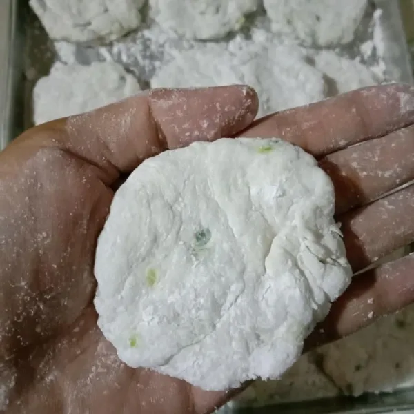 Tabur telapak tangan menggunakan tepung tapioka kemudian ambil secukupnya adonan cireng, bentuk pipih dengan ukuran sesuai selera, lakukan hingga adonan habis.