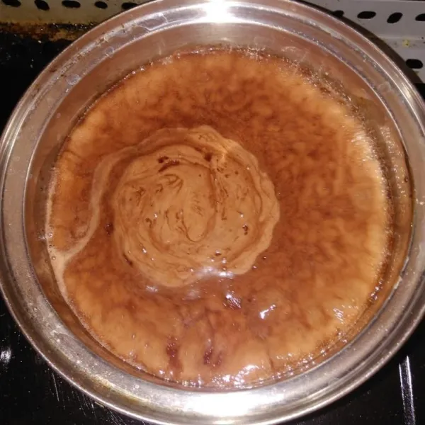 Membuat lapisan coklat: dalam panci masukkan semua bahan lapisan coklat, aduk hingga rata lalu masak hingga mendidih sambil terus diaduk.