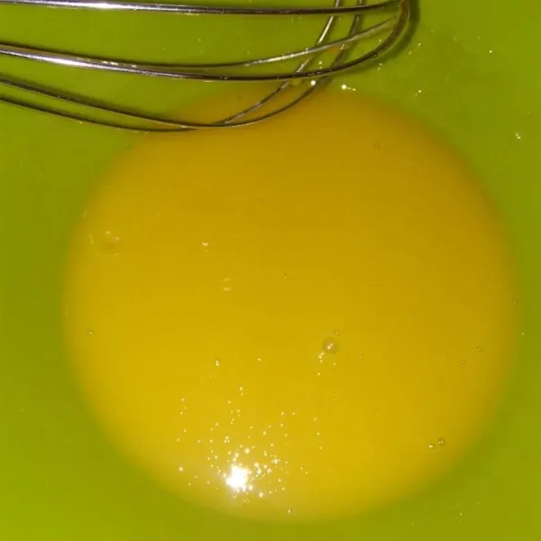 Membuat lapisan kuning: kocok lepas kuning telur hingga rata, sisihkan.