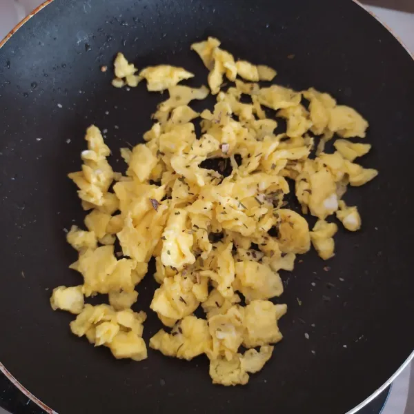 Bumbui telur orak-arik dengan garam dan oregano secukupnya. Angkat dan sisihkan.