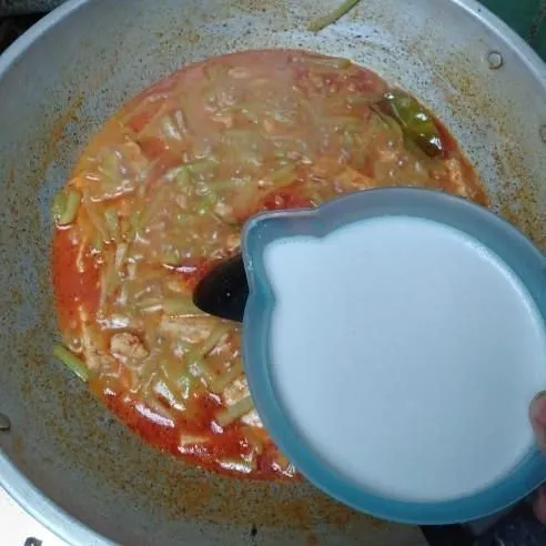 Kemudian masukkan santan kental, aduk rata. Masak kembali hingga mendidih, jaga jangan sampai santan pecah dan sayur labu siam tempe siap dihidangkan.