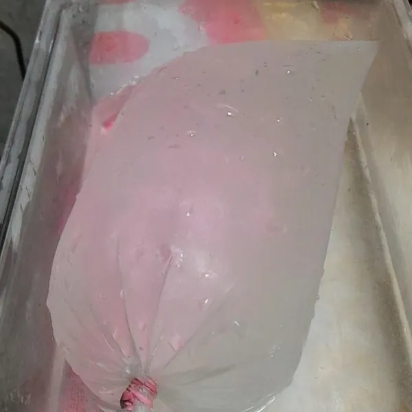 Siapkan wadah yang diberi air matang dingin dan es batu, sisihkan terlebih dahulu.