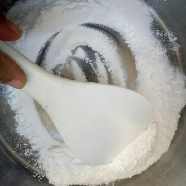 Siapkan panci namun jangan nyalakan api terlebih dahulu, lalu masukkan nutrijel dan tepung maizena, aduk rata.