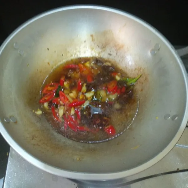 Tumis bumbu hingga harum kemudian tambahkan air dan gula merah, masak hingga air menyusut lalu tambahkan garam dan kaldu bubuk. Koreksi rasa.