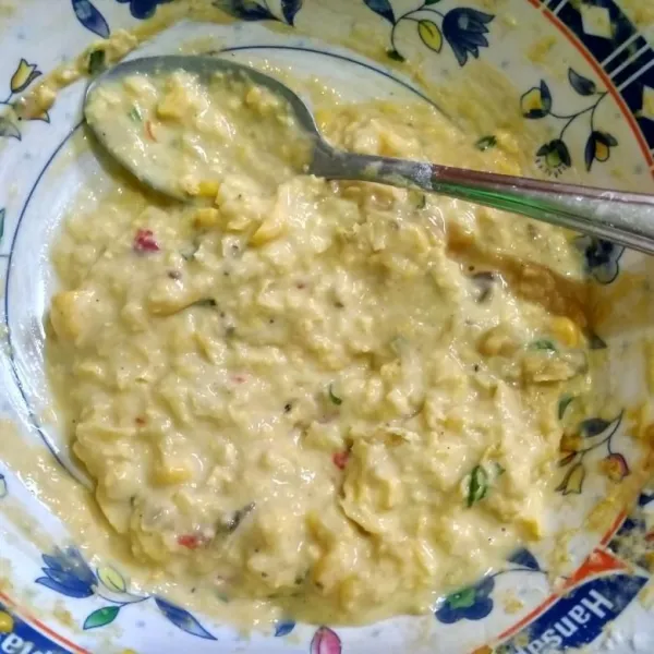 Siapkan adonan perkedel jagung.