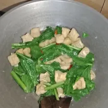 Masukkan sawi, garam, dan gula. Masak hingga mendidih, lalu matikan kompor. Sajikan.