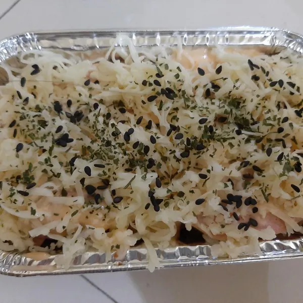 Taburi dengan wijen dan parsley, oven selama 15 menit. Sajikan saat matang.